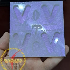 Letra V x 4 Unidades Con 3 Minidijes ( Labios - Cruz - Virgen ).